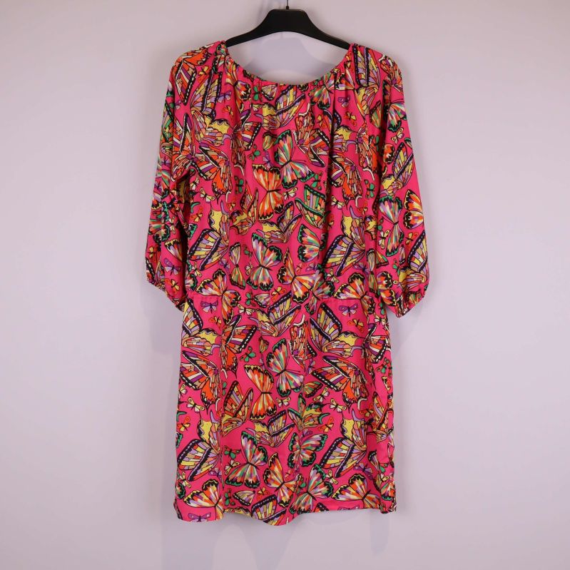 Framifrån av klänning med mönster och 3/4-ärm