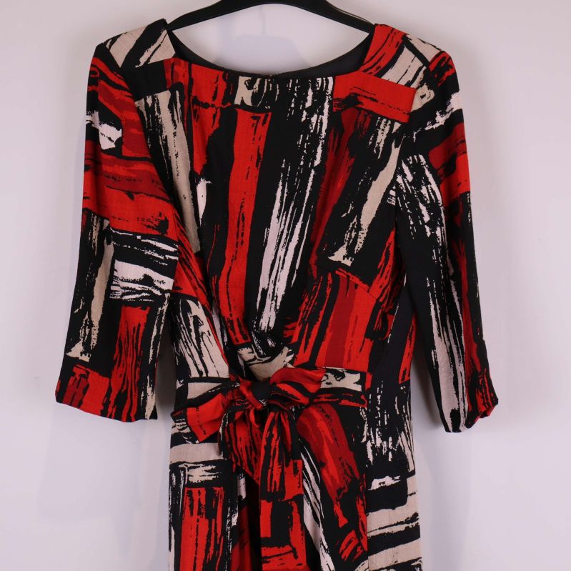 Närbild på överdelen av klänningen med knytning