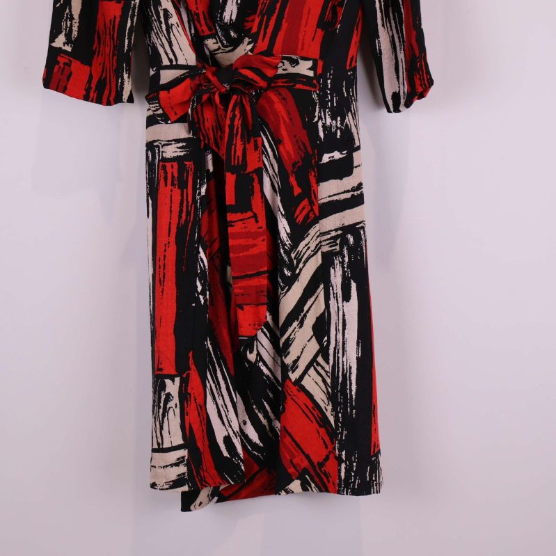 Närbild på klänningens midjedetalj med knytband