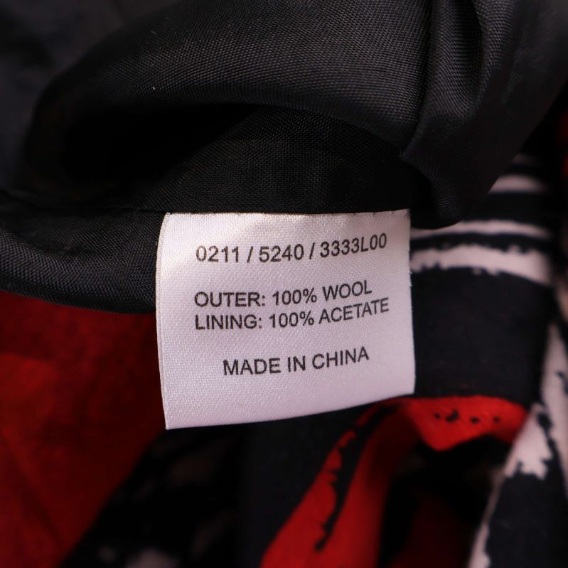 Materiallapp som visar 100% ull yttertyg och 100% acetat foder