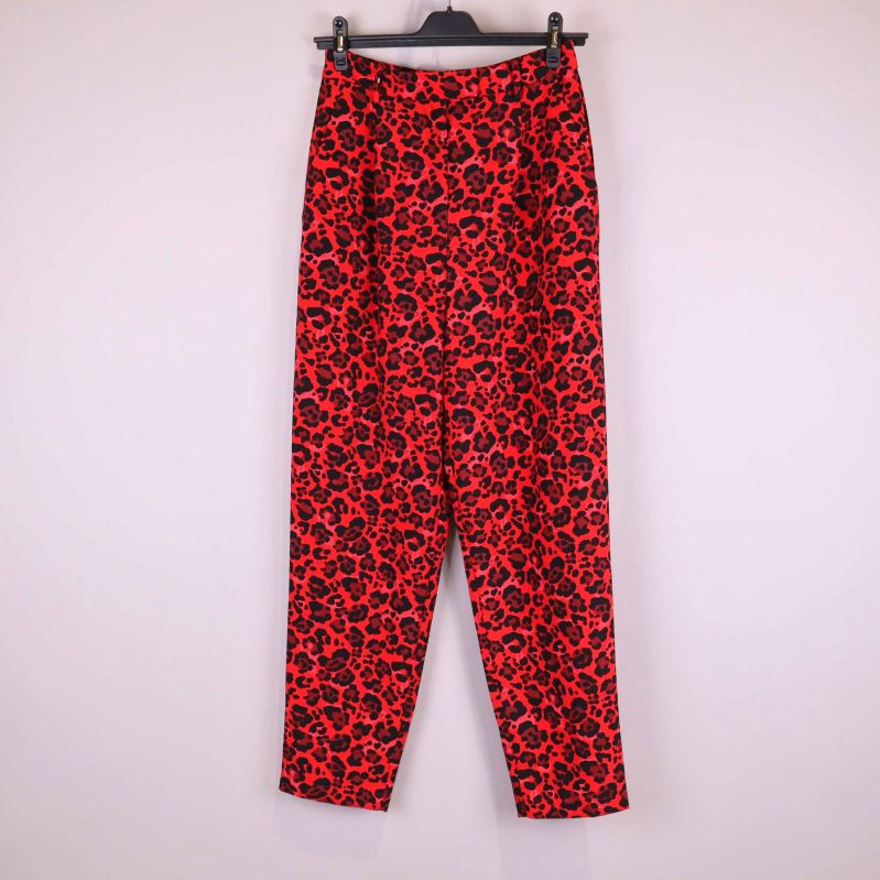 Byxa i röd leopardmönster upphängd framifrån
