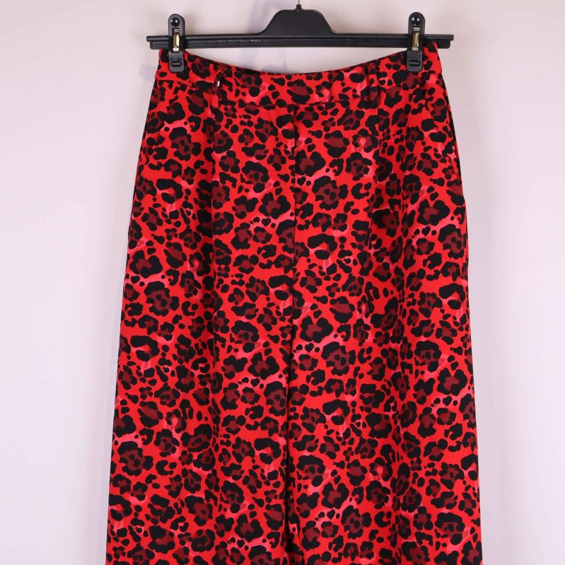 Närbild på byxans överdel och midjedetaljer