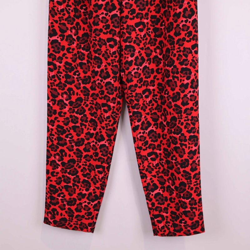 Närbild på byxbenets nederkant med leopardmönster