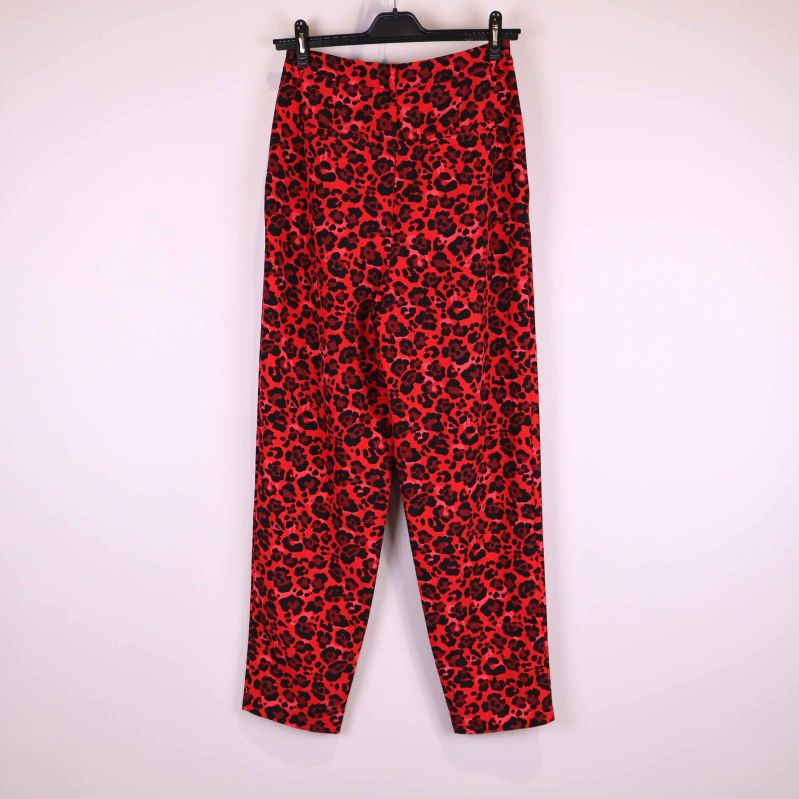 Byxa i röd leopardmönster upphängd bakifrån