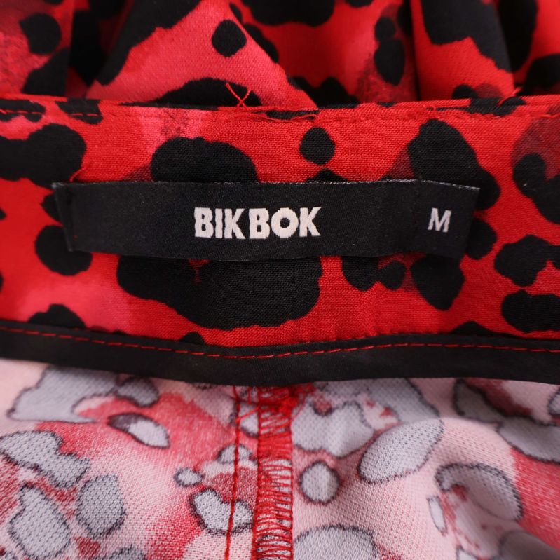 Närbild på Bik Bok etikett och storlek M i midjan