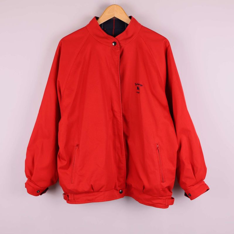 Jacka i helrött framifrån med dragkedja och fickor