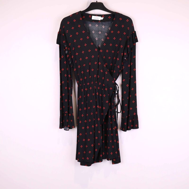 Svart omlottklänning med rött prickmönster och långa ärmar