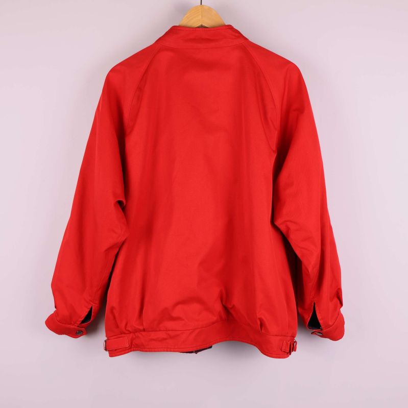 Jacka i helrött bakifrån, enkel design utan detaljer