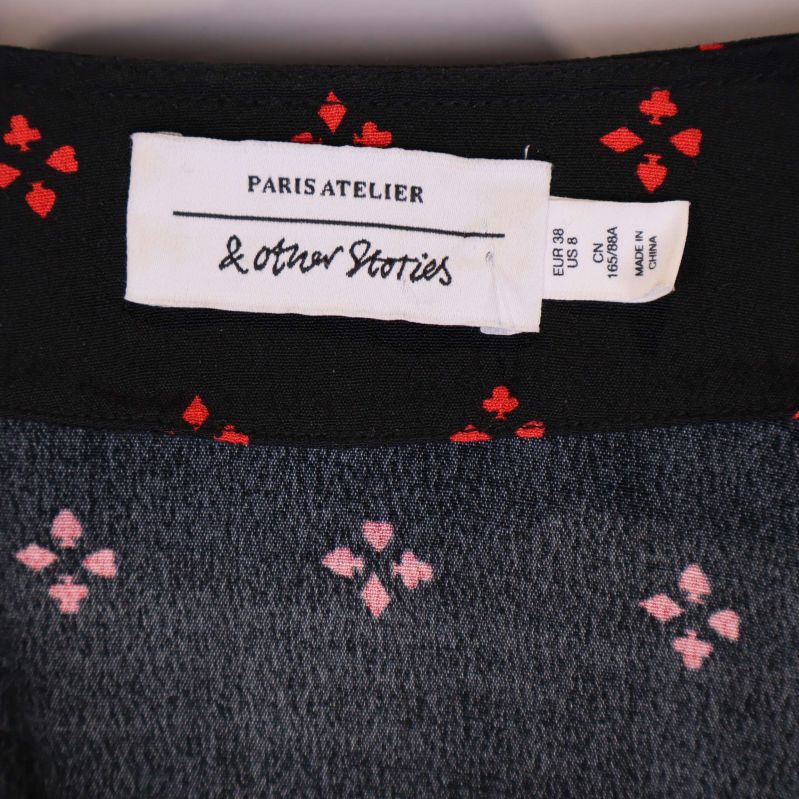 Närbild på etikett med & Other Stories Paris Atelier