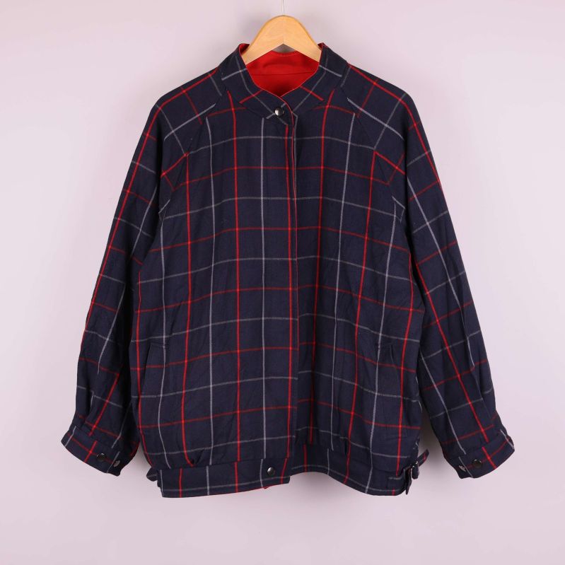 Rutig jacka med ståkrage och dragkedja