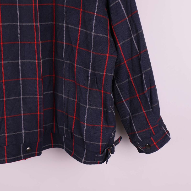 Närbild av rutigt tyg och jackans detaljer