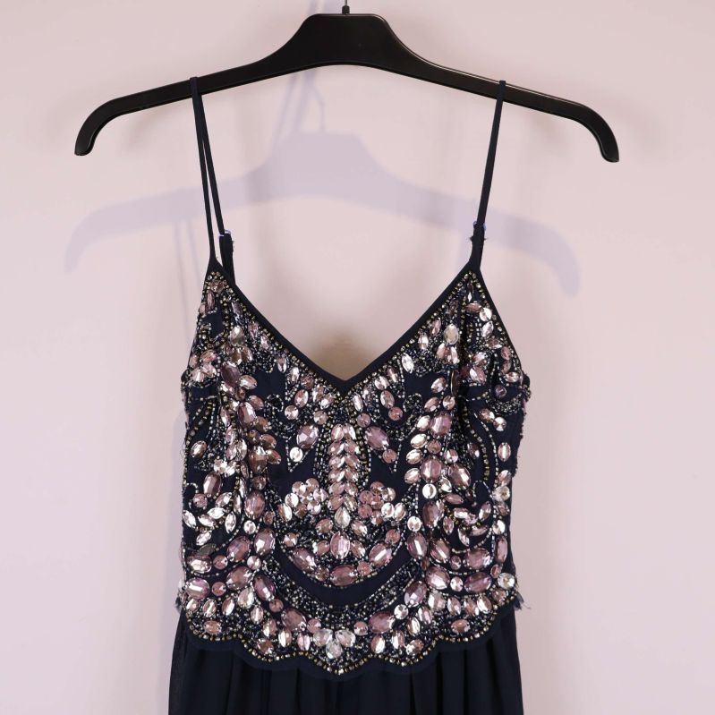 Närbild av paljettdekorerad överdel på klänningen