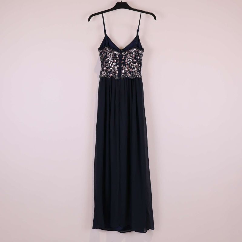 Baksidan av lång klänning med dekorerad rygg