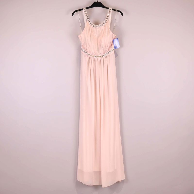 Lång ljusrosa klänning med strass och axelband hängande på galge