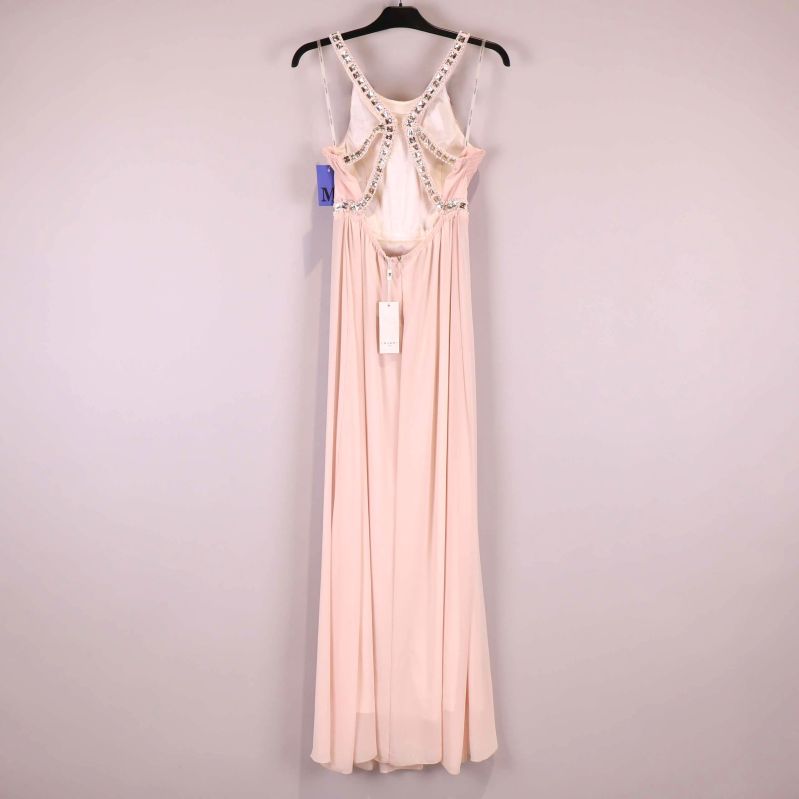 Baksidan av klänning med utskurna detaljer och strass