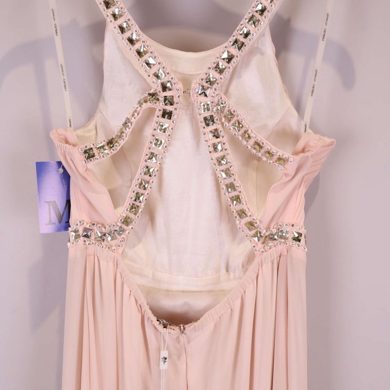 Närbild bak på strassdekorerade axelband och rygg