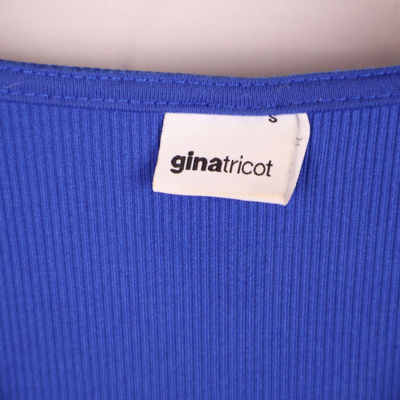 Nära bild på ginatricot logotypetikett i halsen