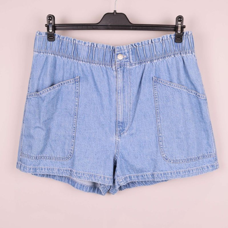 Ljusblå denimshorts med resår i midjan plagg framifrån