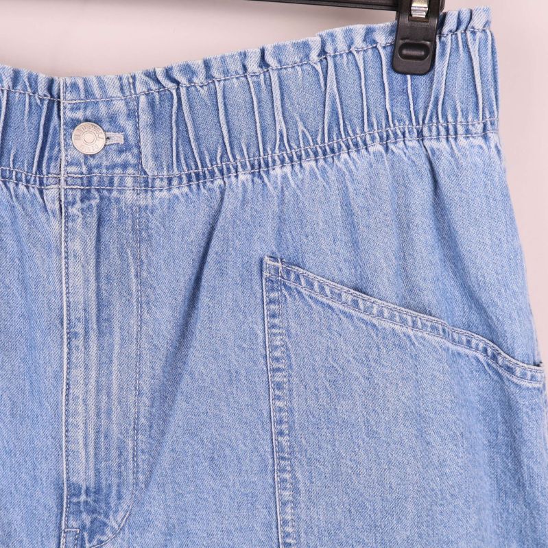 Detaljbild av resårmidja och framficka på shorts
