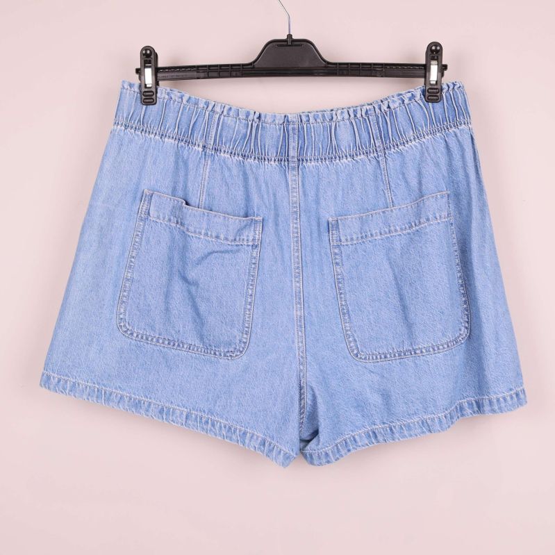 Ljusblå denimshorts med resår i midjan plagg bakifrån