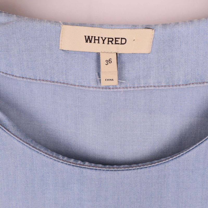 Närbild på Whyred-etikett och storlek 36 i klänning