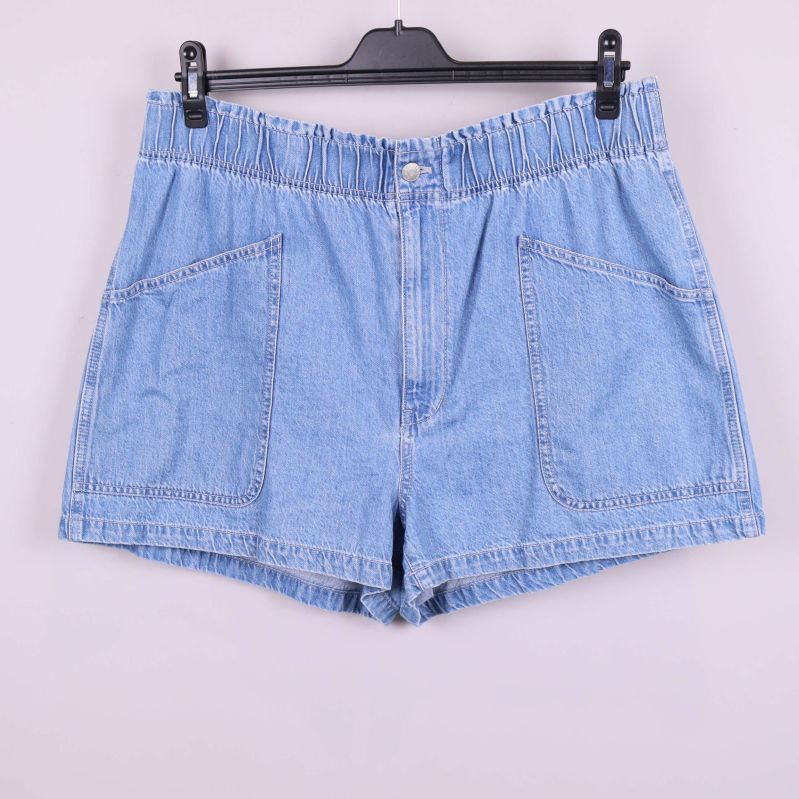 Ljusblå denimshorts med resår i midjan plagg framifrån