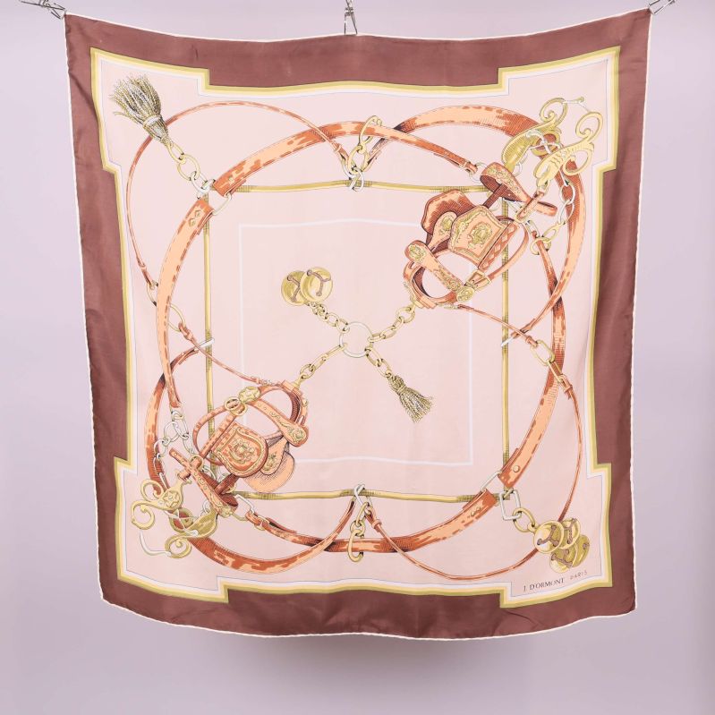 Kvadratisk scarf med kedjemönster i bruna och beige toner