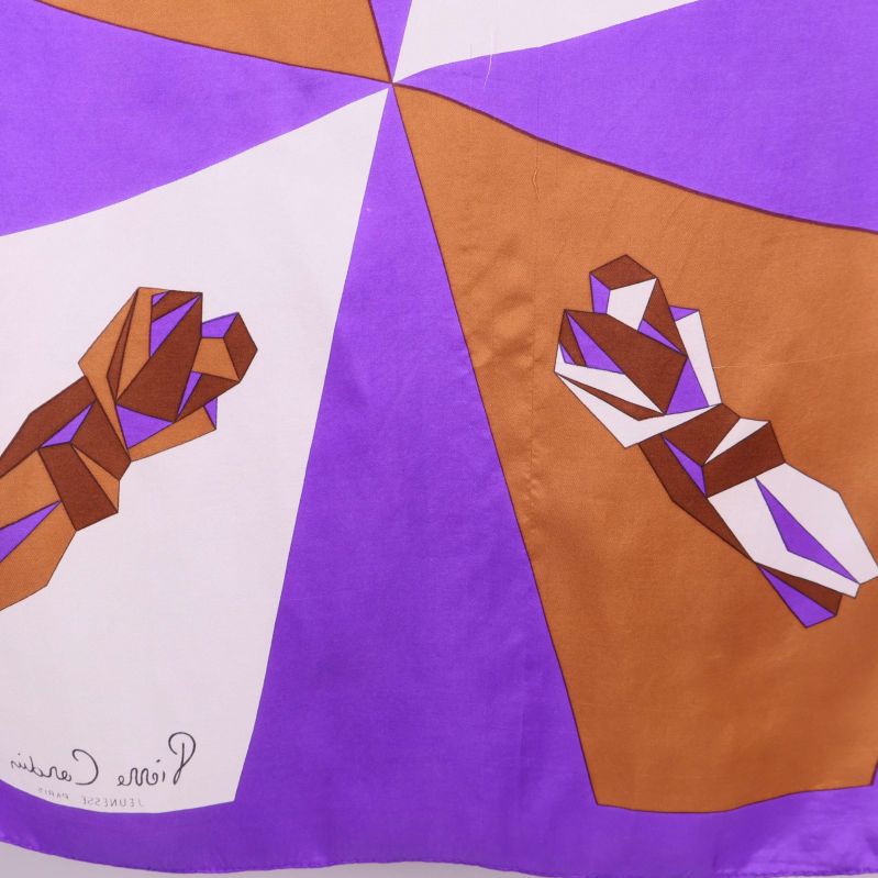 Detaljerad närbild av grafiskt mönster på scarf