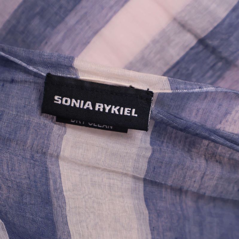 Närbild av Sonia Rykiel-etikett på sjalen