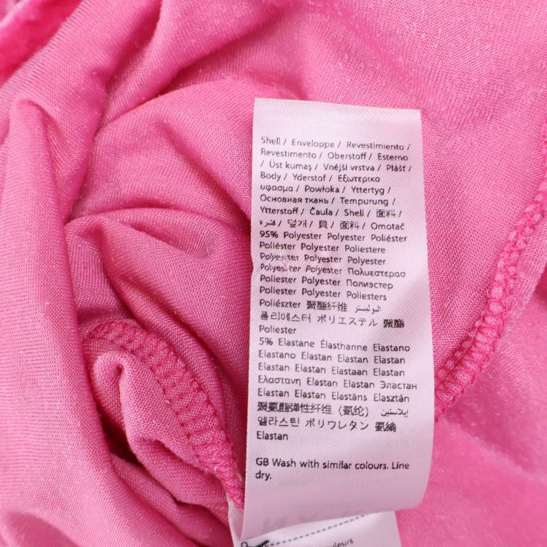Materiallapp i skjortan som visar polyester och elastan
