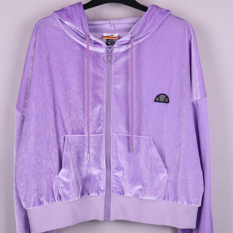 Framifrån av lila hoodie med dragkedja i velour