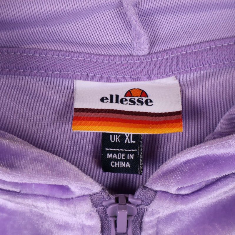 Närbild av Ellesse-logga på inre etikett i huva