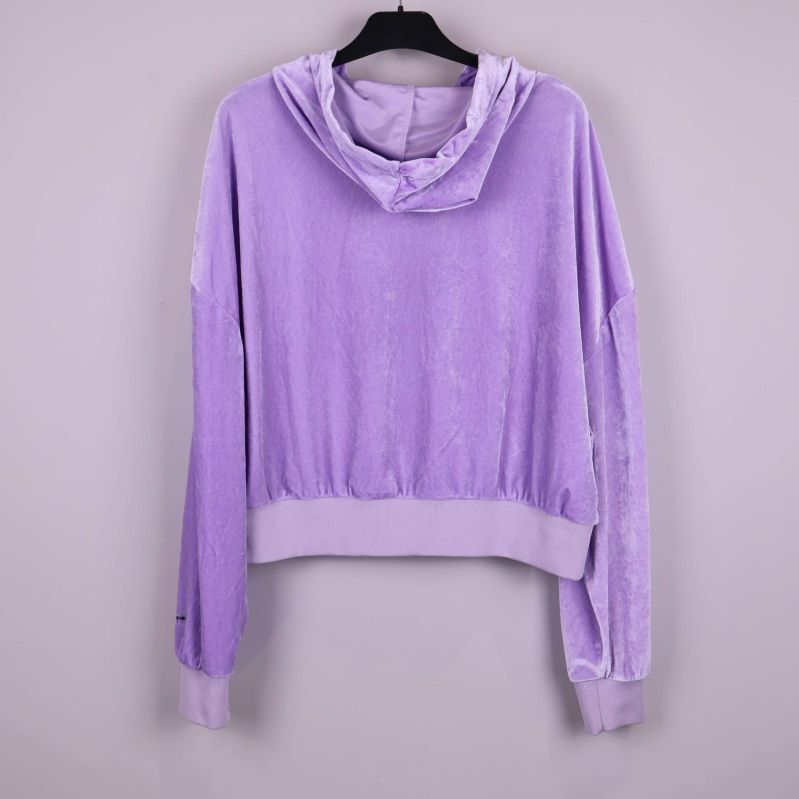 Baksidan av lila hoodie i velourmaterial