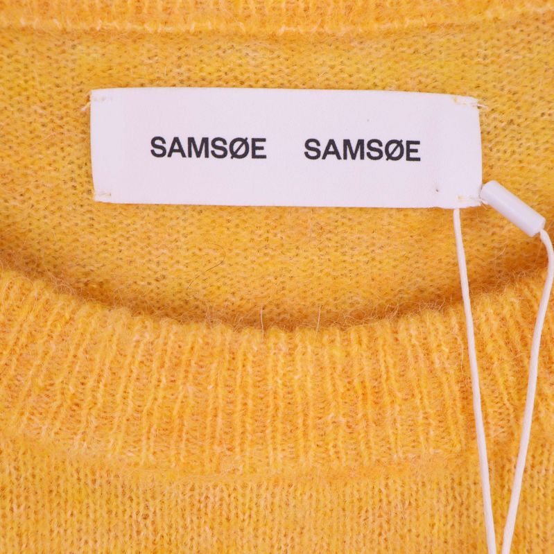 Närbild på Samsøe Samsøe-märkning inuti kragen