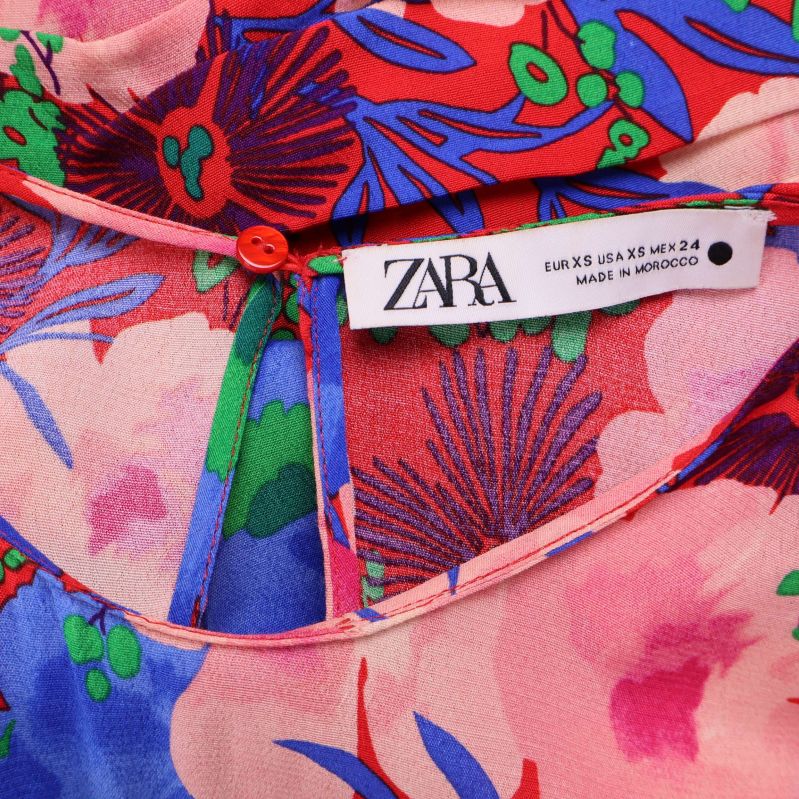Zara etikett och knappdetalj vid nacken