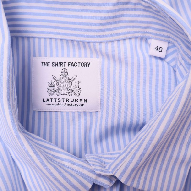 Närbild på märkeslapp i kragen från The Shirt Factory