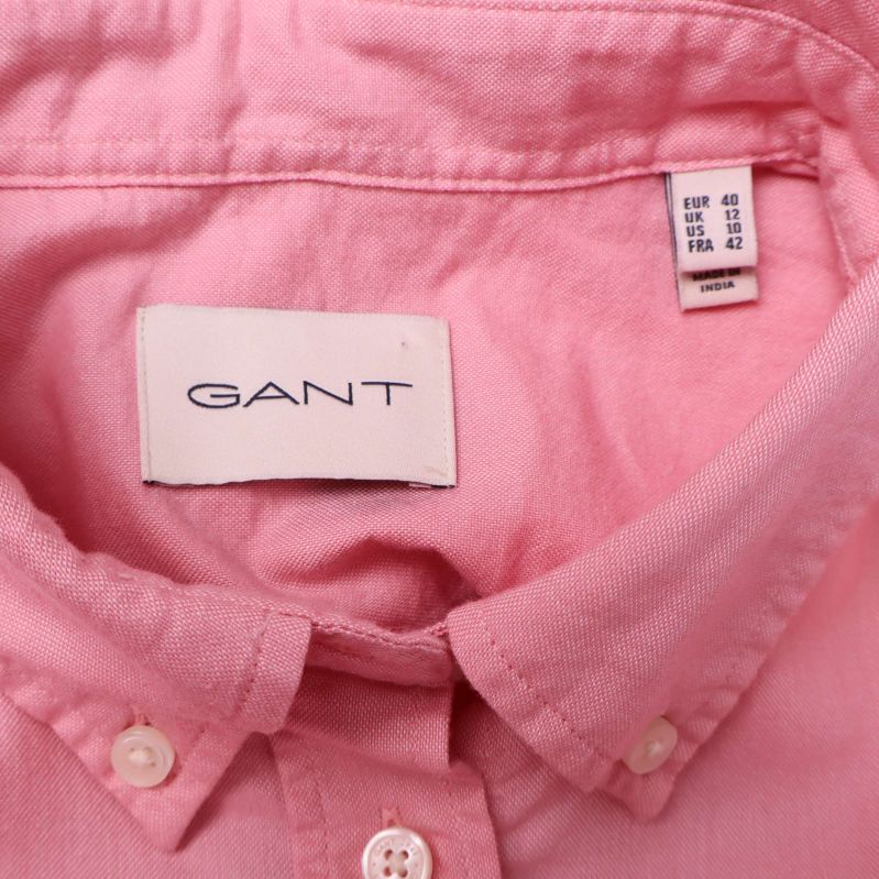 Närbild på skjortans krage och Gant-loggan
