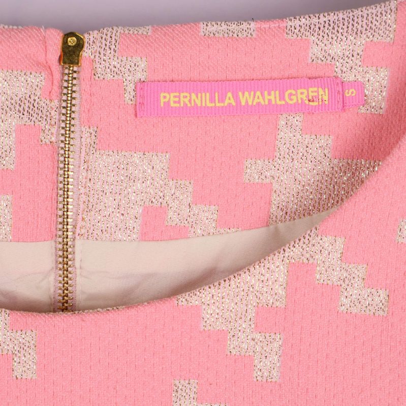 Närbild på Pernilla Wahlgren-märke i nacken