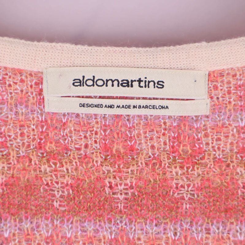 Närbild på etikett med texten aldomartins Designed and Made in Barcelona