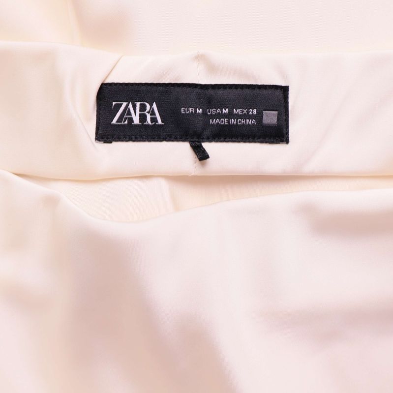Närbild på innermärkning Zara i svart tyg