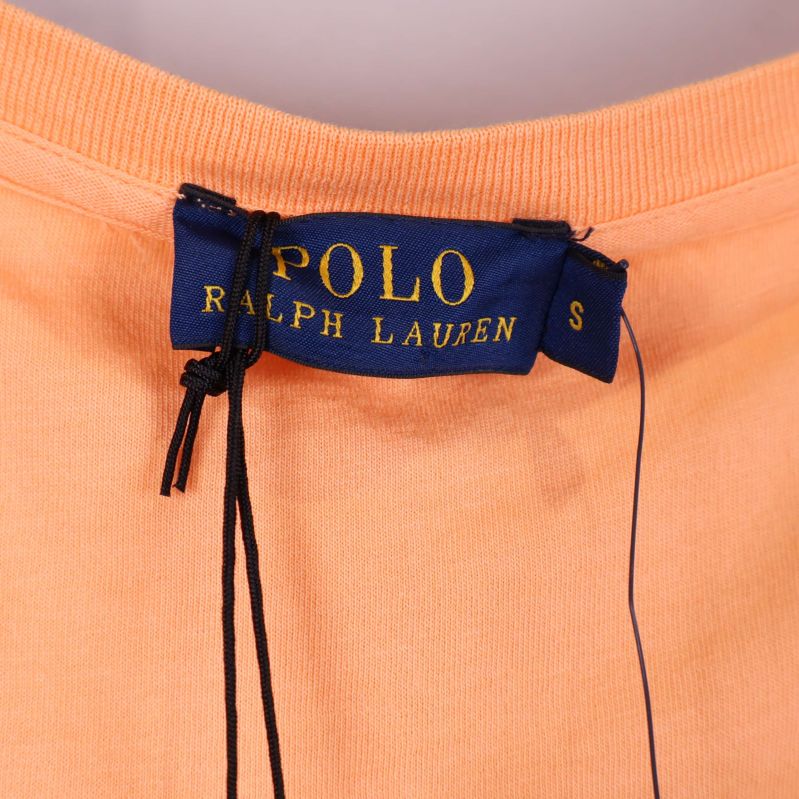 Närbild på Polo Ralph Lauren etikett i halsen på klänningen