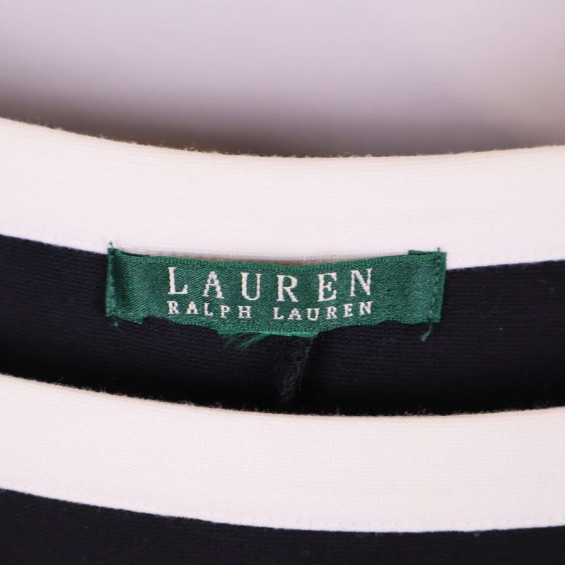 Närbild av grönt märke Lauren Ralph Lauren i nacken
