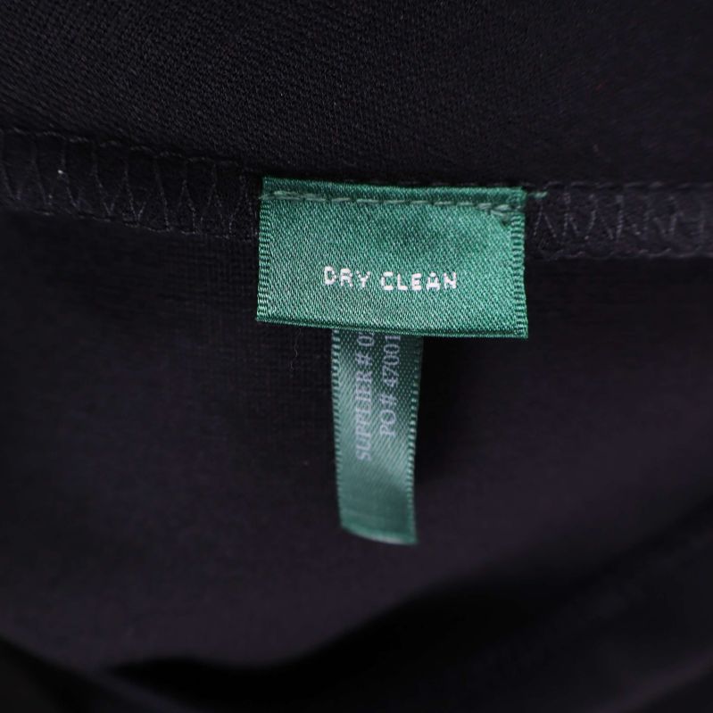 Tvättrådsetikett med texten dry clean