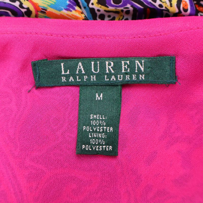 Närbild på märkning LAUREN Ralph Lauren med materialinfo
