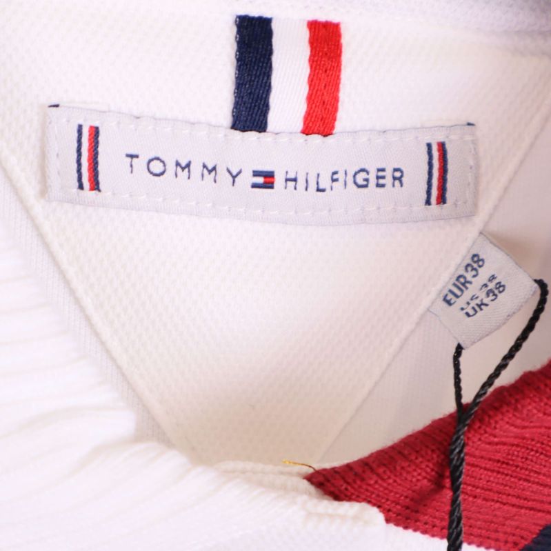 Närbild på Tommy Hilfiger-märket i nacken med storleksetikett