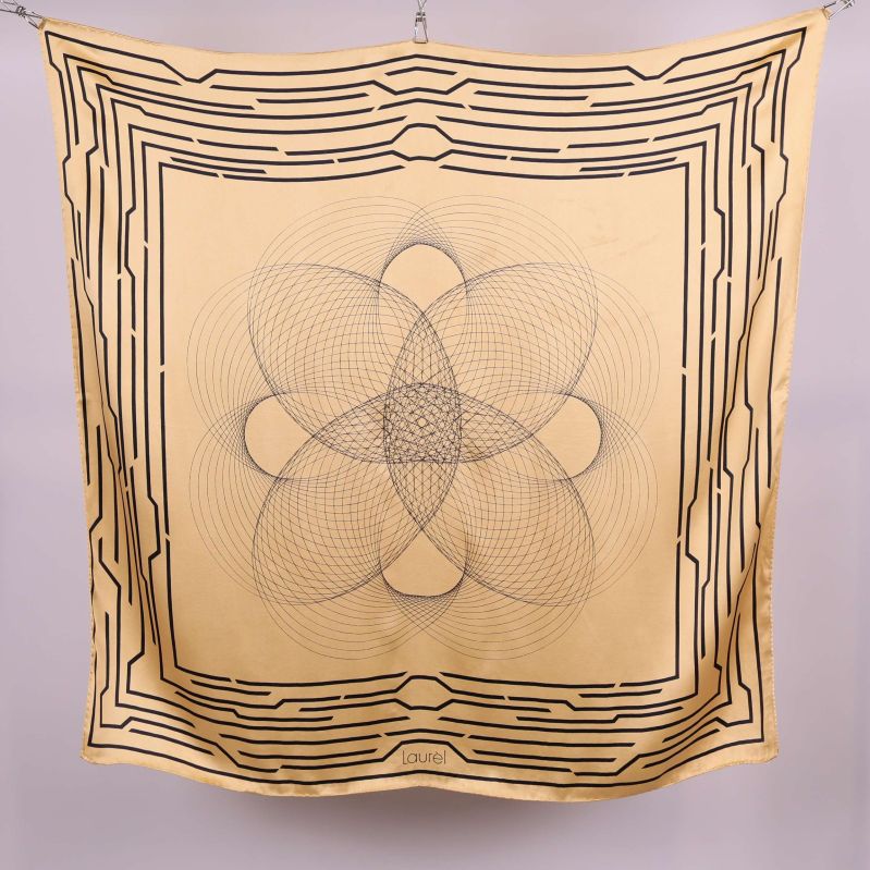 Kvadratisk beige scarf med svart grafiskt mönster