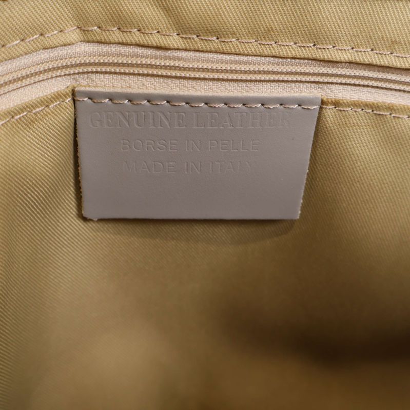 Närbild på etiketten 'genuine leather' i väskan