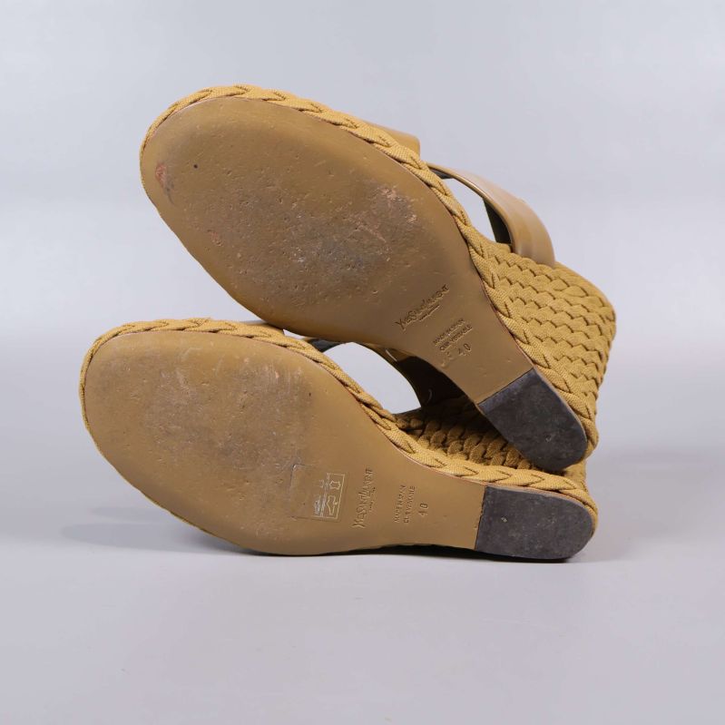 Undersida av sandaler med detaljerade sulor