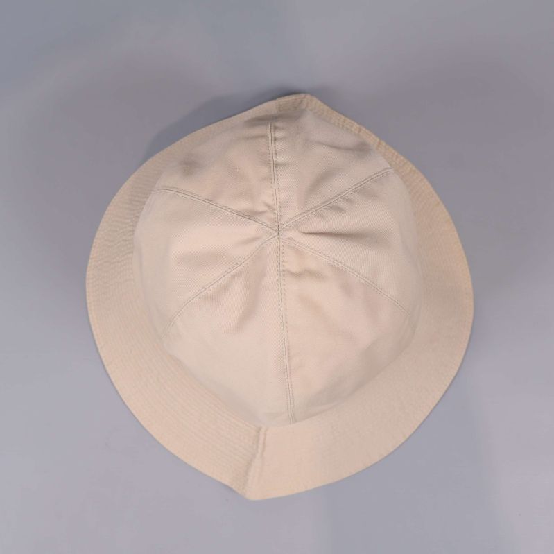 Bucket hat sedd ovanifrån med synliga sömmar