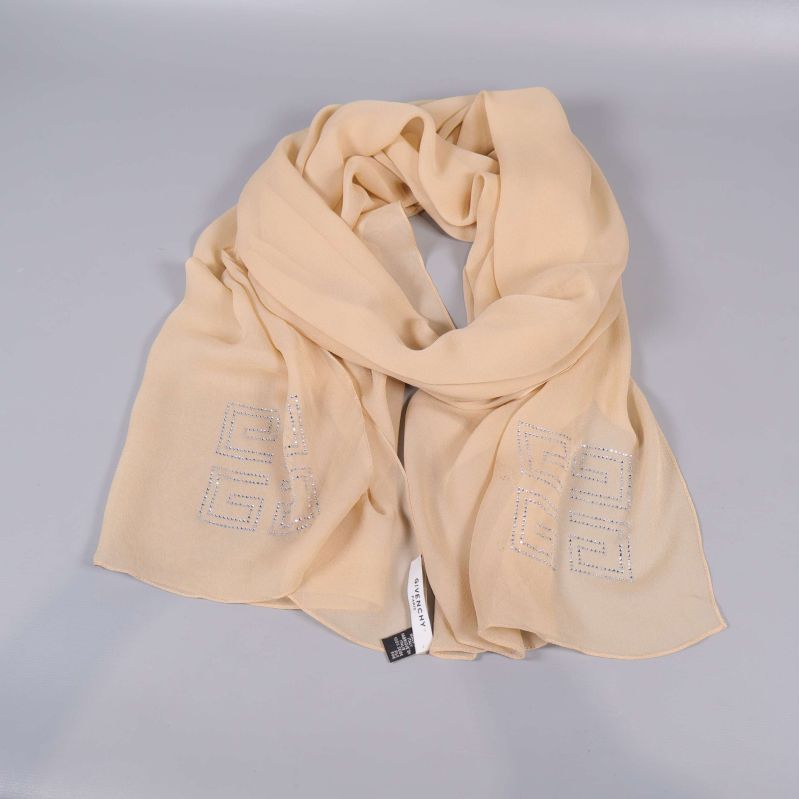Beige scarf viks och visas med Givenchy-etikett synlig